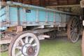 Boerenwagen met sponnenzijbord in het Karrenmuseum Essen